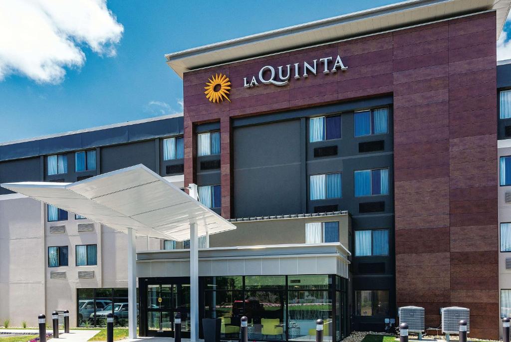 La Quinta by Wyndham Salem NH Main image 1